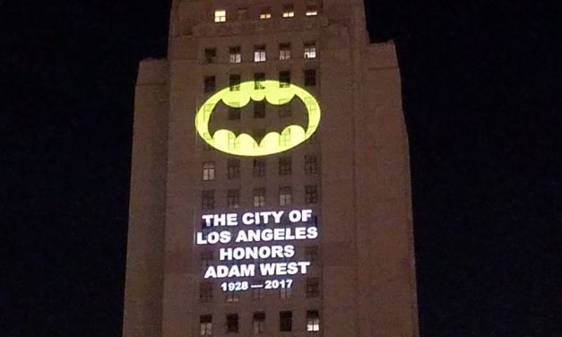 La bat-señal brilla en la noche de Los Angeles en honor de Adam West