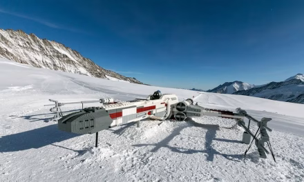 Un X-Wing hecho de Lego aterriza en Jungfraujoch, Suiza
