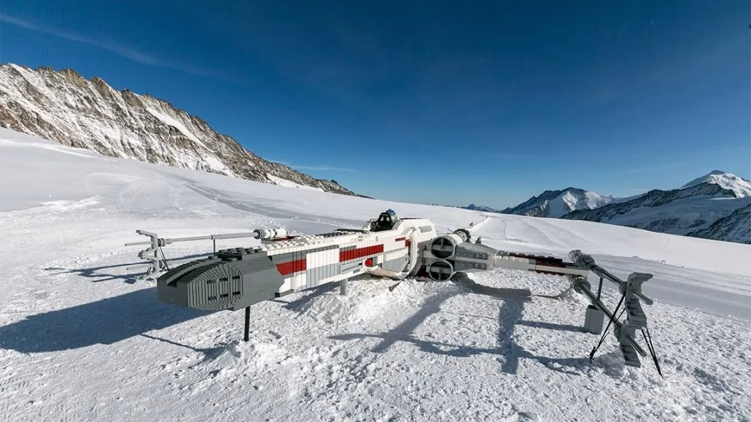 Un X-Wing hecho de Lego aterriza en Jungfraujoch, Suiza